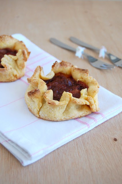 Rhubarb tarts / Tortinhas de ruibarbo