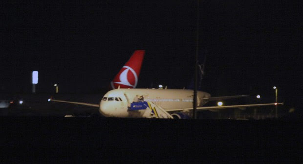 Avião sírio de passageiros parado no aeroporto de Ancara, na Turquia, nesta quarta-feira (10) (Foto: AFP)