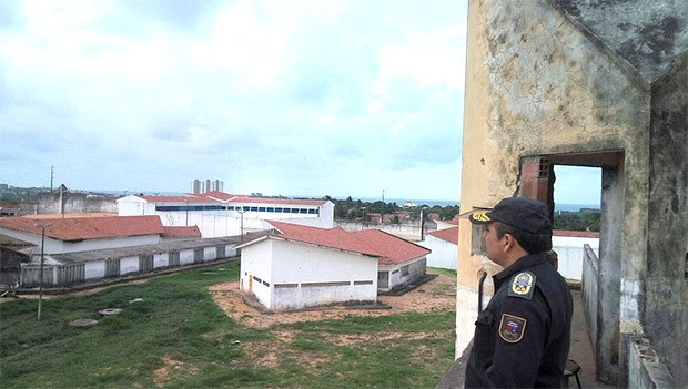Do alto de uma das guaritas de Alcaçuz, coronel Dancleiton constatou que são muitas as dificuldades enfrentadas pelos policiais militares que fazem a guarda da penitenciária (Foto: Divulgação/PM)