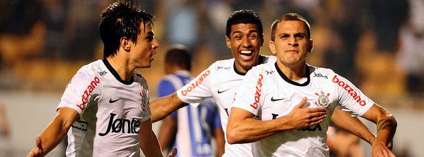 Corinthians x Emelec, Fabio Santos (Foto: Marcos Ribolli / Globoesporte.com)