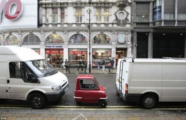 The smallest car in the world (3 pics)