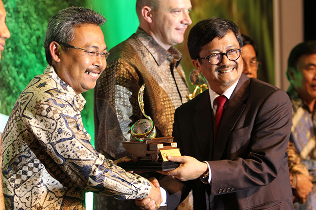 Wakil Menteri ESDM Rudi Rubiandini menyerahkan penghargaan kepada Wudi Rahardjo, General Manager Mining PTNNT, di Jakarta, Selasa (27/11). PT Newmont Nusa Tenggara (PTNNT) kembali meraih penghargaan ADITAMA kategori Emas dan sekaligus terpilih sebagai penerima Trofi emas (best of the best) dari Kementerian Energi dan Sumber Daya Mineral RI atas upaya pengelolaan lingkungan sepanjang 2012. Foto: Dokumen Newmont