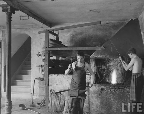 Fábrica de espadas, damasquinado y armaduras de Toledo en 1965. Fotografía de Carlo Bavagnoli. Revista Life (24)