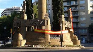 Bandera espanyola a la plaça Mossèn Cinto Verdaguer