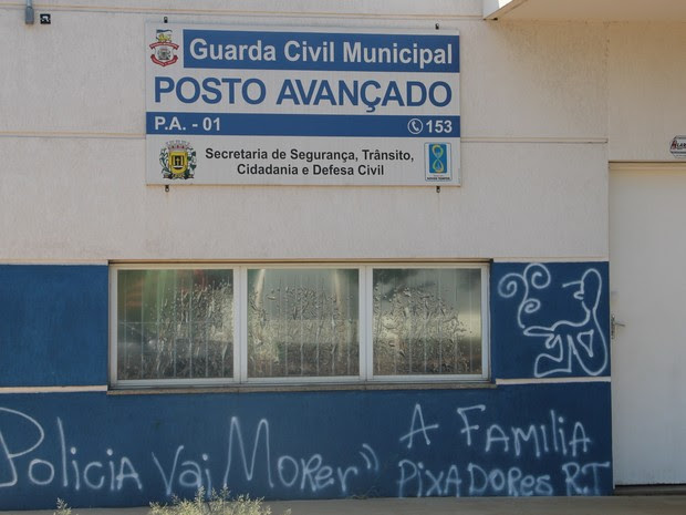 Posto da Guarda Municipal amanhece pichado com ameaças a policiais em Leme (Foto: Ricardo Missão/EPTV)