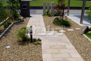 玄関アプローチのデザイン 長い アール 直線