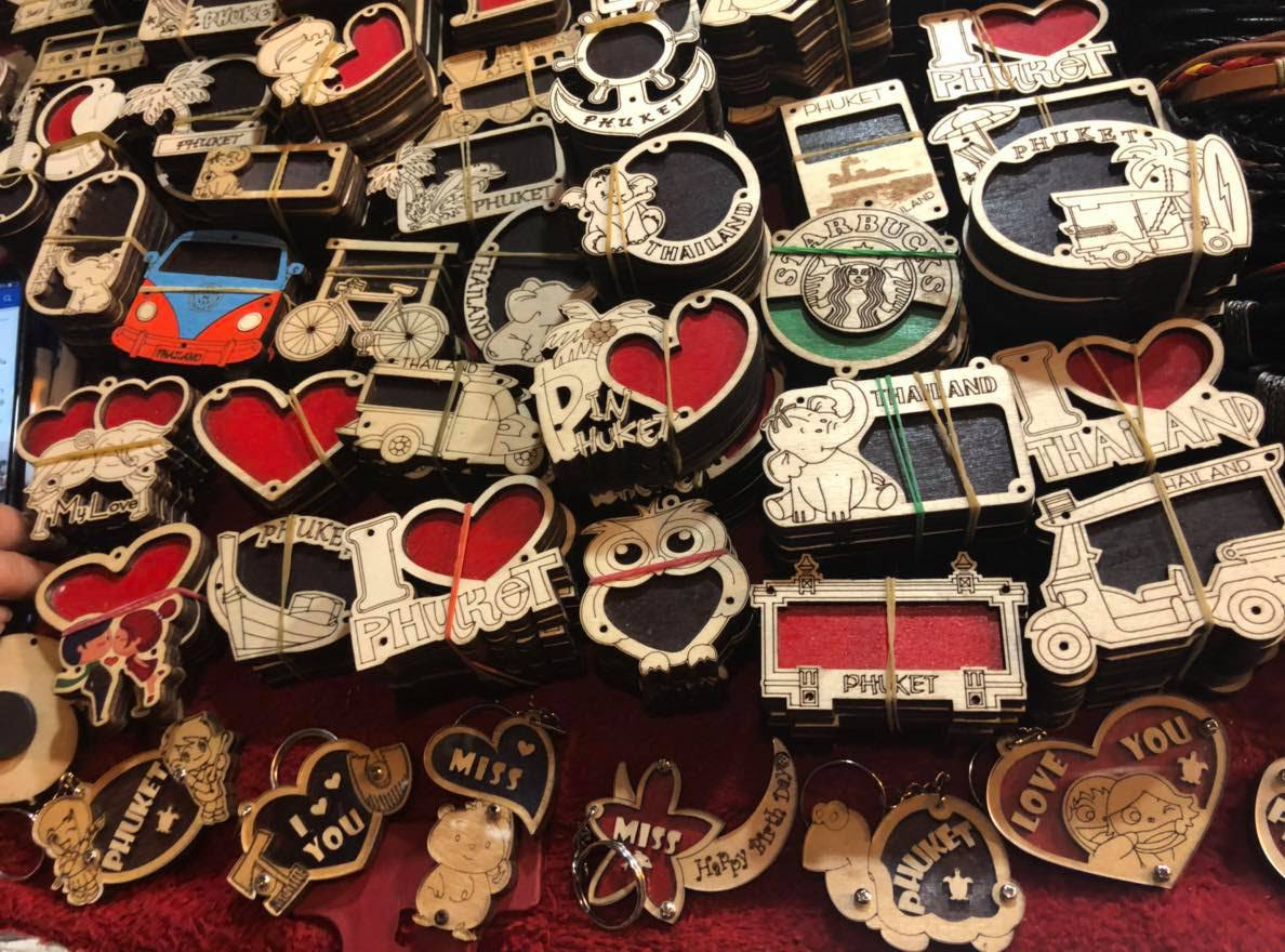 名前入りのオリジナルキーホルダーを作ってもらおう プーケットお土産