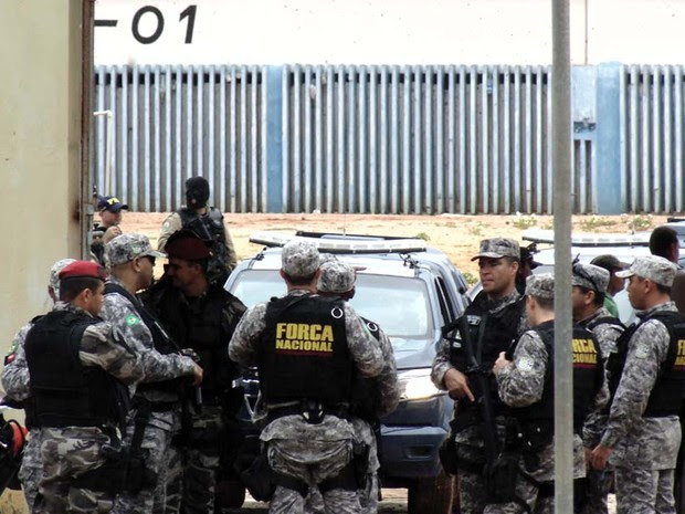 Homens da Força Nacional acompanharam a operação  (Foto: Felipe Gibson/G1)