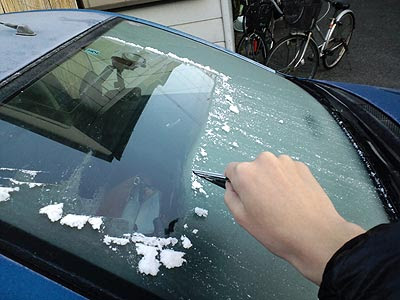 凍結フロントガラスの対策や溶かす削る方法