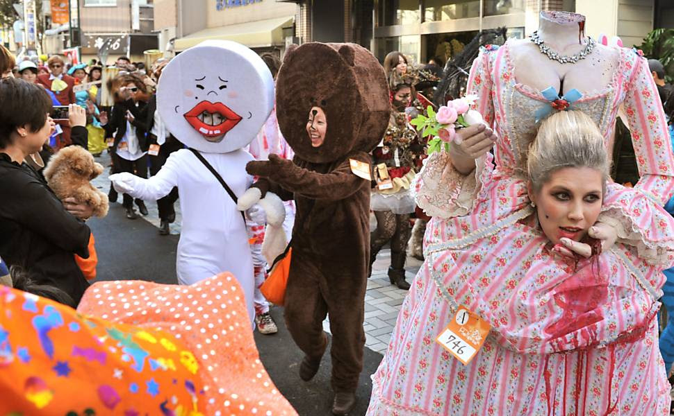 Pessoas fantasiadas participam de um desfile de Halloween em rua de Kawasaki, sul de Tóquio (Japão)