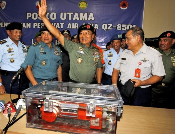 12.jan.2015 - Militares da Indonésia comemoram que encontraram uma das caixas-pretas