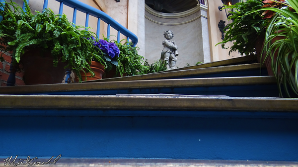 Disneyland Resort, Disneyland, Court of Angels, Court des Anges