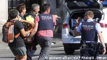 Spanien Barcelona Lieferwagen fährt in Menschenmenge (picture-alliance/AP Photo/O. Duran)