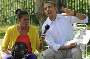 El presidente de Estados Unidos Barack Obama (d) junto a su esposa Michelle, y el perro de la familia Obama, "Bo".EFE