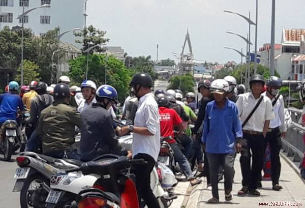  Người dân hiếu kỳ tụ tập trên cầu 3/2, TP Rạch Giá. Ảnh: CTV.