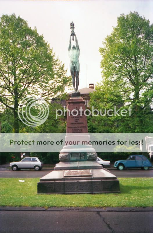 Monument a Brussel·les, enfront la Universitat Lliure de Brussel·les