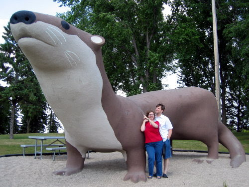 concrete otter sculpture posted at cuteoverload