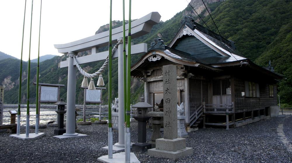 太田神社 日本一ワイルドな神社 太田山神社へ行ってみよう 大田神社の帰りには 天然の露天風呂 熊の湯でワイルドな１日を