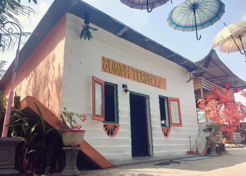 A strange but real, upside-down house really exists!