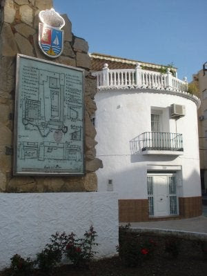 Urbanismo ordena la restitución del torreón del castillo de Torre del Mar