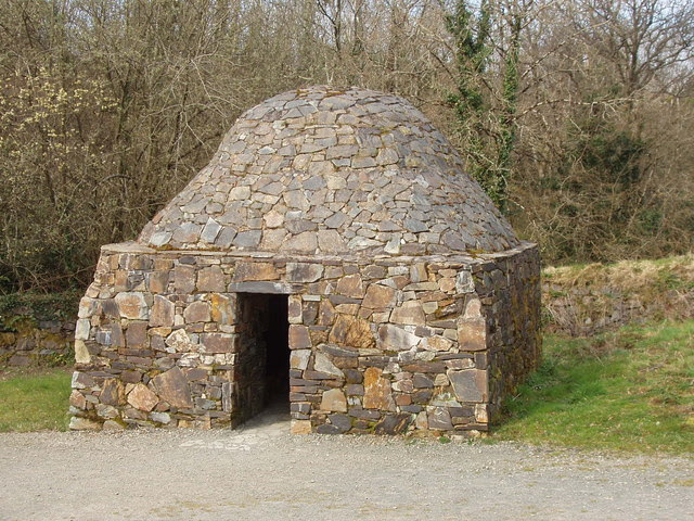 File:Stone domed beehive hut, Irish National Heritage Park - geograph.org.uk - 1254515.jpg