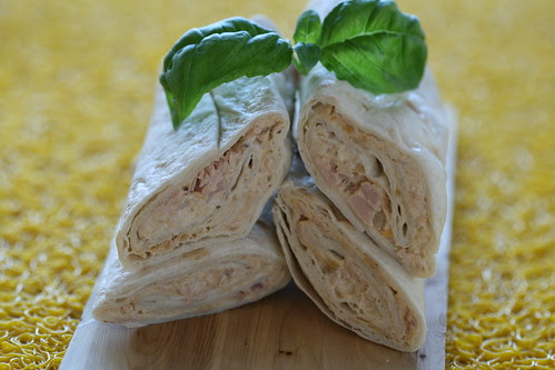 Tuna and chickpea wraps / Tortiljarullid tuunikala ja kikerhernestega