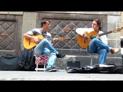 Musik Gitar Jalanan di the Gothic Quarter Barcelona Street
