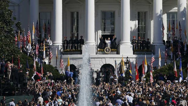 El Papa, acompañado de Obama y su mujer, Michelle, saludó a 15.000 personas invitadas por la Casa Blanca a la bienvenida oficial de Francisco