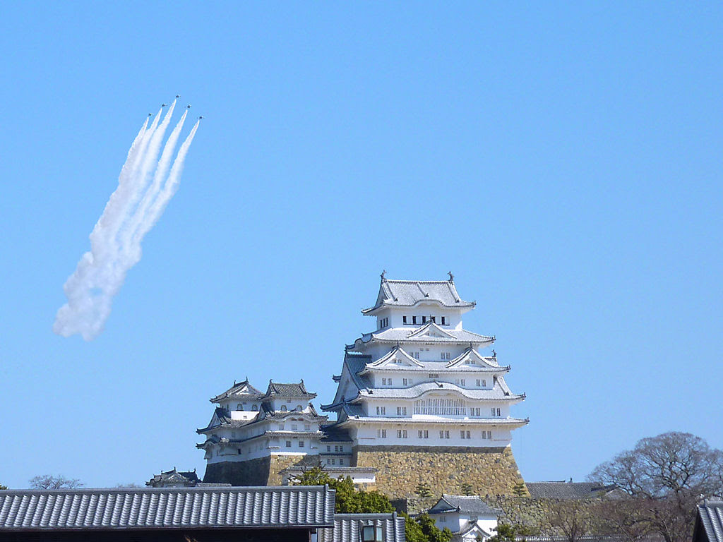 姫路城ブルーインパルスの祝賀飛行 姫路城 平成の大修理 完成記念式典 姫路城とブルーインパルスの高画質壁紙写真 高画質画像 壁紙 写真集 無料写真素材