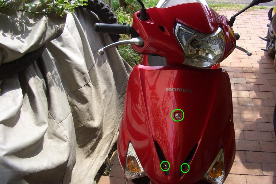 Justanotherday 主にバイク整備などを記録するブログ リード110のバッテリー充電とベルト エアクリーナー点検