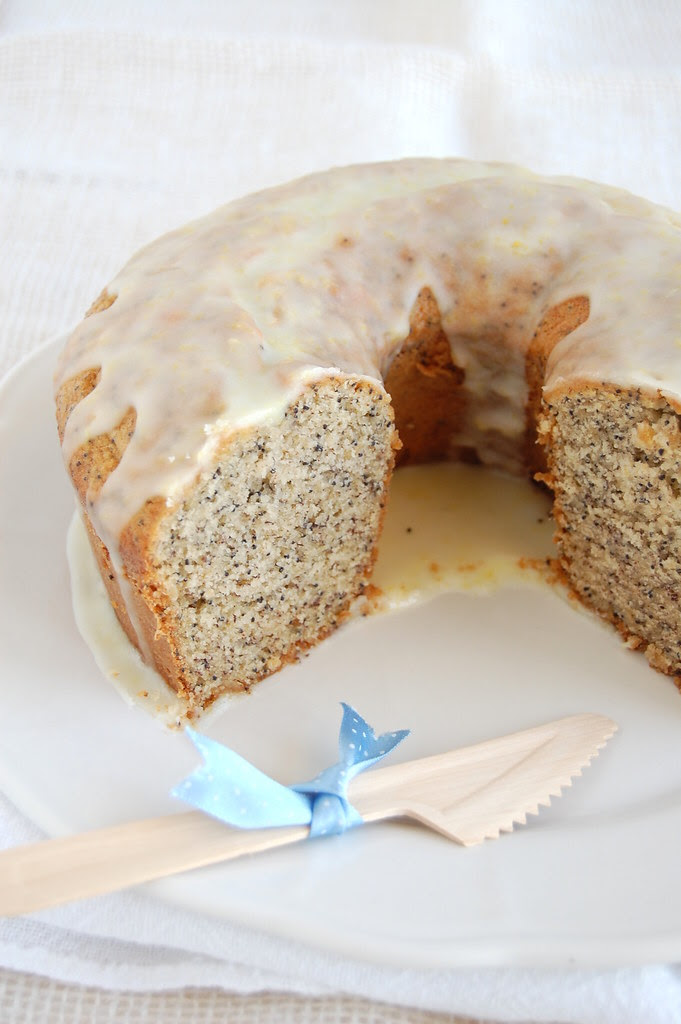 Banana poppy seed cake with lemon glaze / Bolo de banana com sementes de papoula e calda de limão siciliano