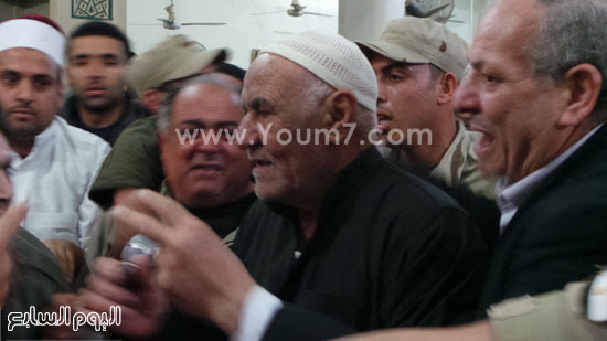  جد الشهيد أثناء صلاة الجنازة -اليوم السابع -4 -2015