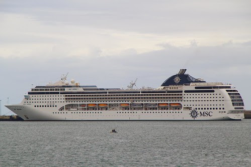 Crucero MSC Opera amarrado en Getxo