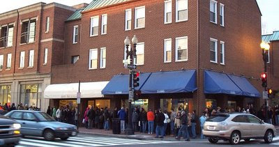 line waiting to see Frank Warren's PostSecret exhibition