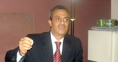 المخترع المصرى عماد حمدى عبد الغفار فى مكتبه