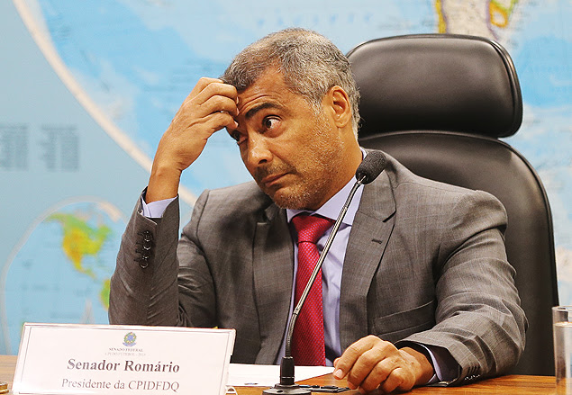 BRASÍLIA, DF, BRASIL, 20.08.2015. O senador Romário preside sessão da CPI do Futebol. (FOTO Alan Marques/ Folhapress) PODER