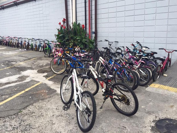 Em 2015, com a ajuda do irmão de Izabel, 50 bicicletas foram arrecadadas (Foto: acervo pessoal: Izabel Cristina Pereira)
