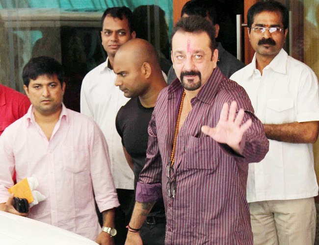 Sanjay Dutt leaves for jail with a tearful farewell