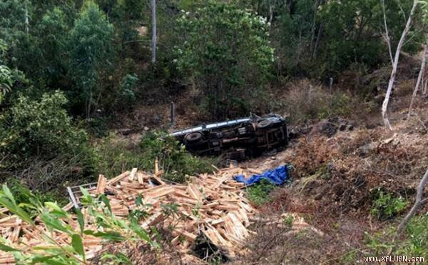 Xe tải lao xuống vực, 4 công nhân tử vong