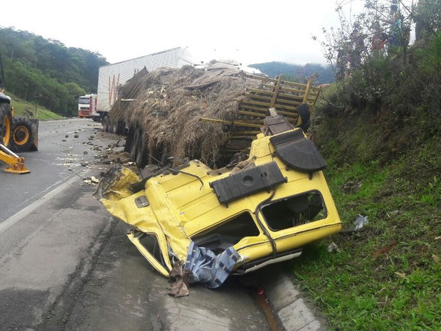 Engavetamento envolveu três caminhões no quilômetro 674, da BR-376, em Tijucas do Sul; houve derramamento de querosene na pista (Foto: PRF/ Divulgação)