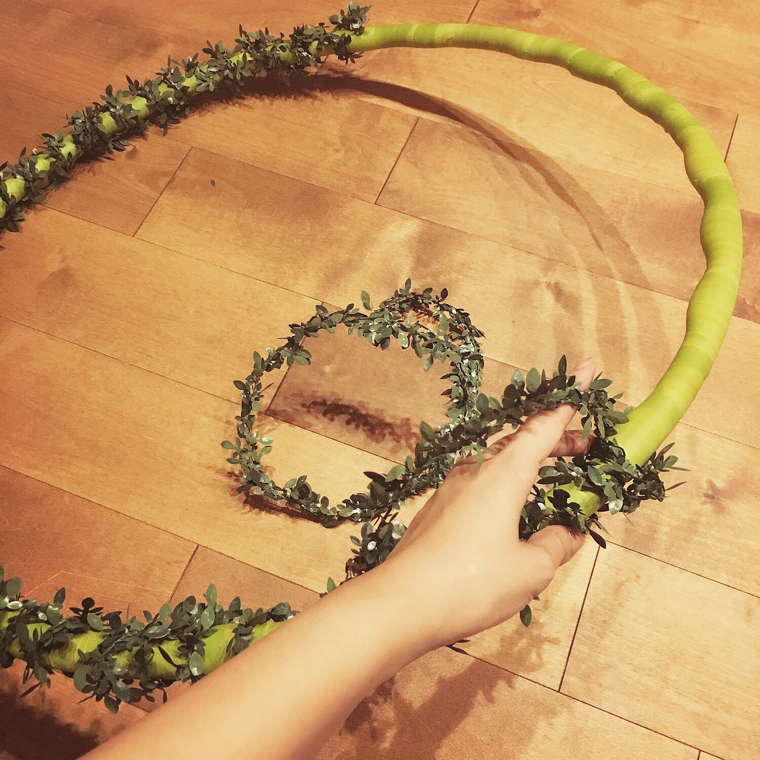 フラフープで簡単リース 100均造花で作るナチュラルフォトリース Arch Days