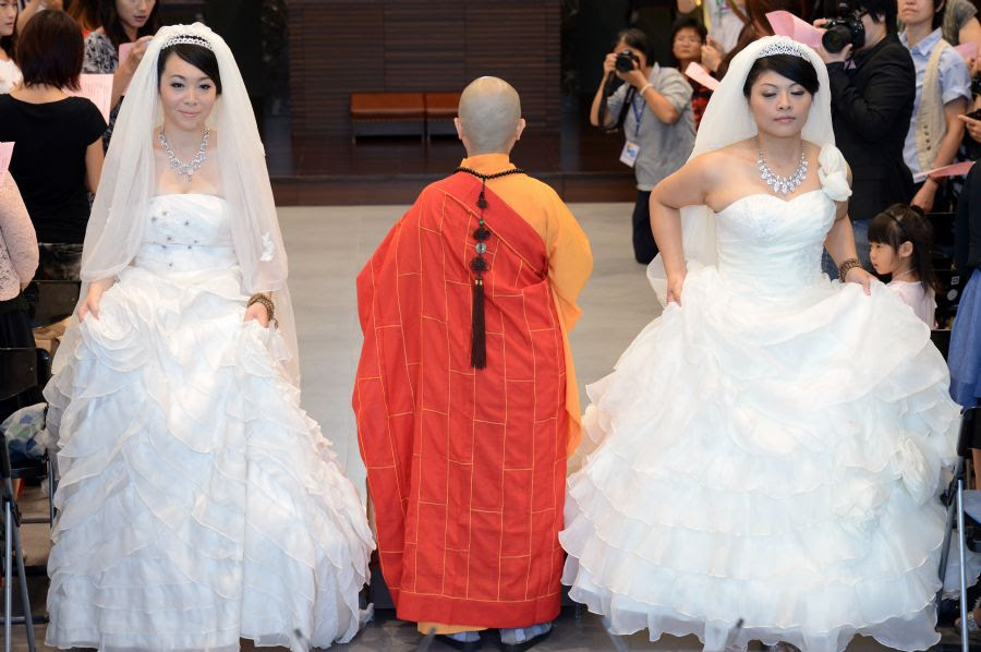 Fish Huang e You Ya-ting usaram vestidos de noiva tradicionais na cerimônia / Sam Yeh/AFP