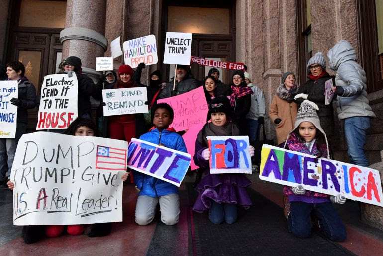  Activistas manifestandose frente al Capitol de Texas antes de la reunión del Colegio electoral hoy.