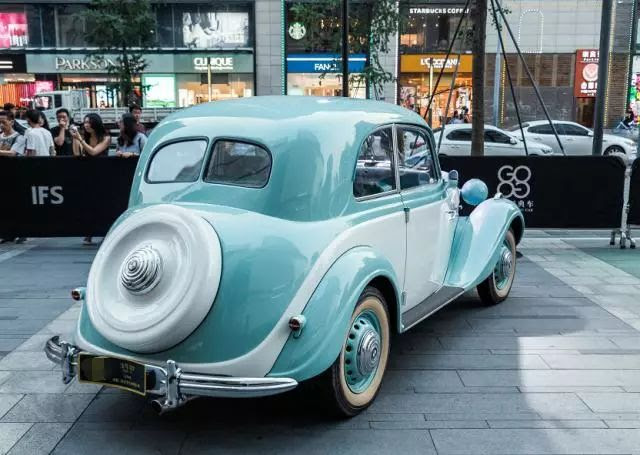 罕见的宝马老爷车 经过70年依然完好 发黄轮胎是当年身份象征