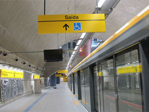 Plataforma da Estação Pinheiros, com barreira de vidro (Foto: Carolina Iskandarian/G1)