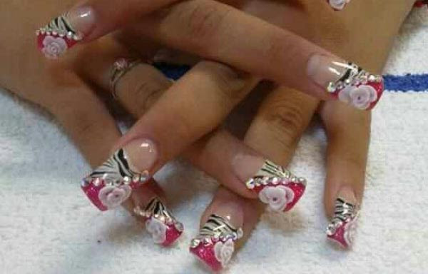 Diseños de uñas acrílicas decoradas (Imágenes)