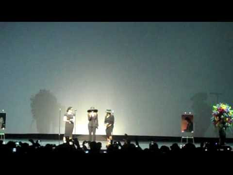 Janet Jackson, LaToya Jackson and Rebbie Jackson thanking fans