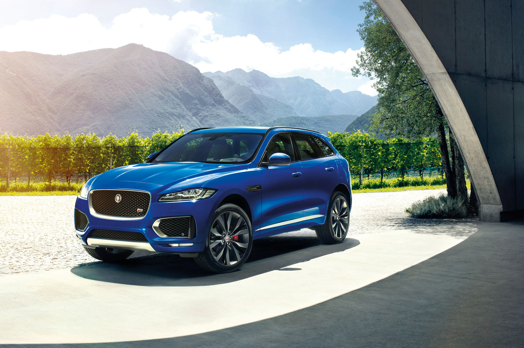 2017-Jaguar-F-Pace-front-three-quarter-01