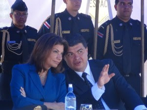 El Ministro de Seguridad, Mario Zamora, con la Presidenta, Laura Chinchilla. CRH