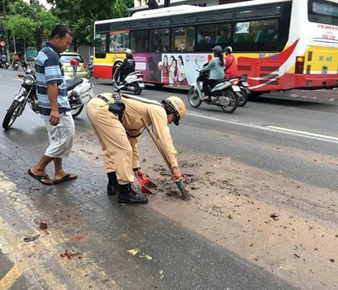 Vệt bùn đất trên đường vào giờ cao điểm rất nguy hiểm cho người đi đường